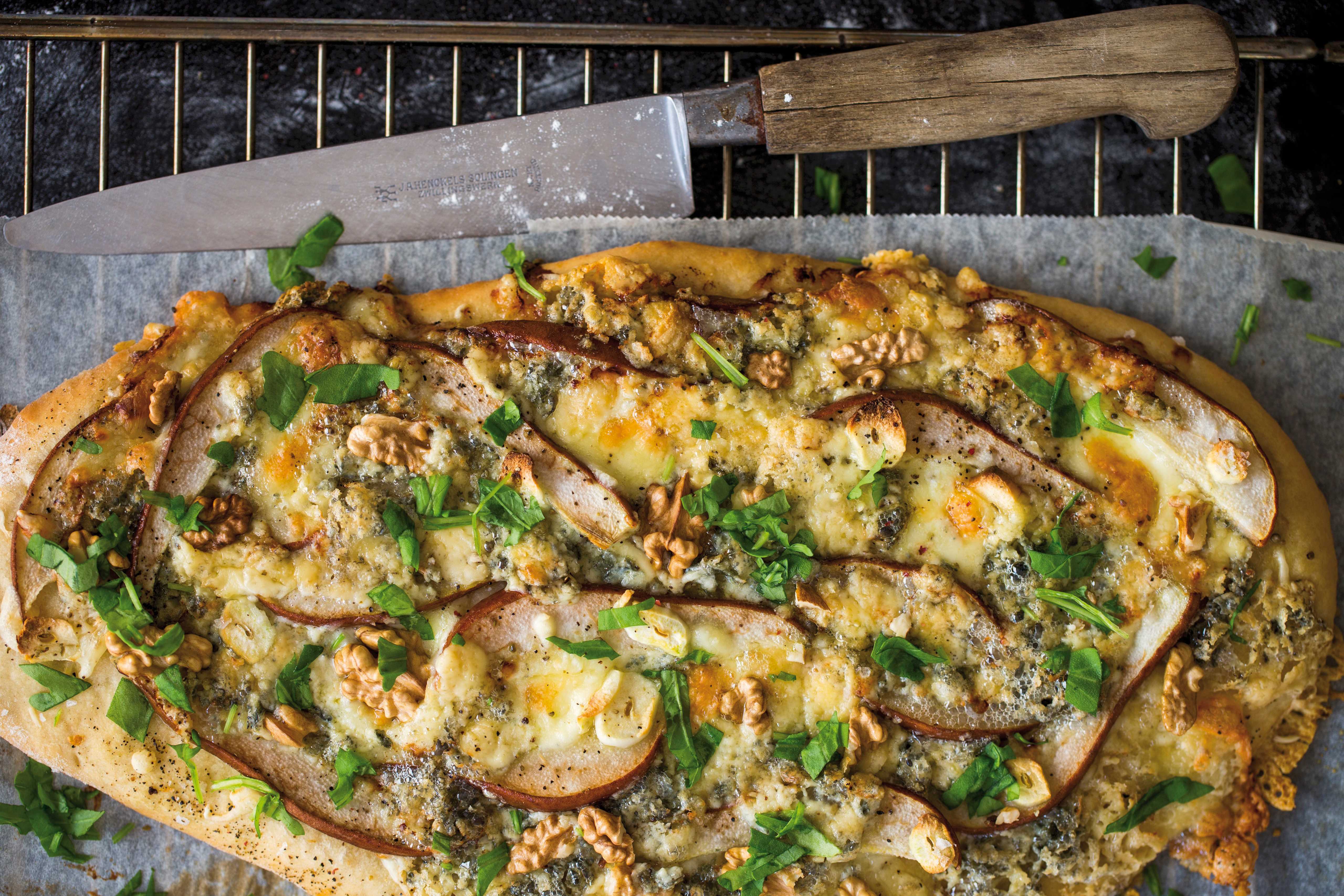 Ricetta Pizza con pere, gorgonzola e noci con il bimby | Agrodolce